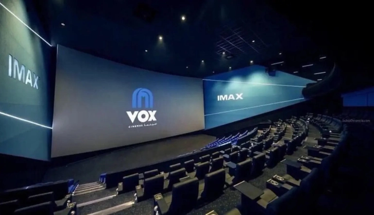 القاعات والمقاعد الفاخرة في صالة IMAX بسينما الرياض بارك — شاشة منحنية عملاقة